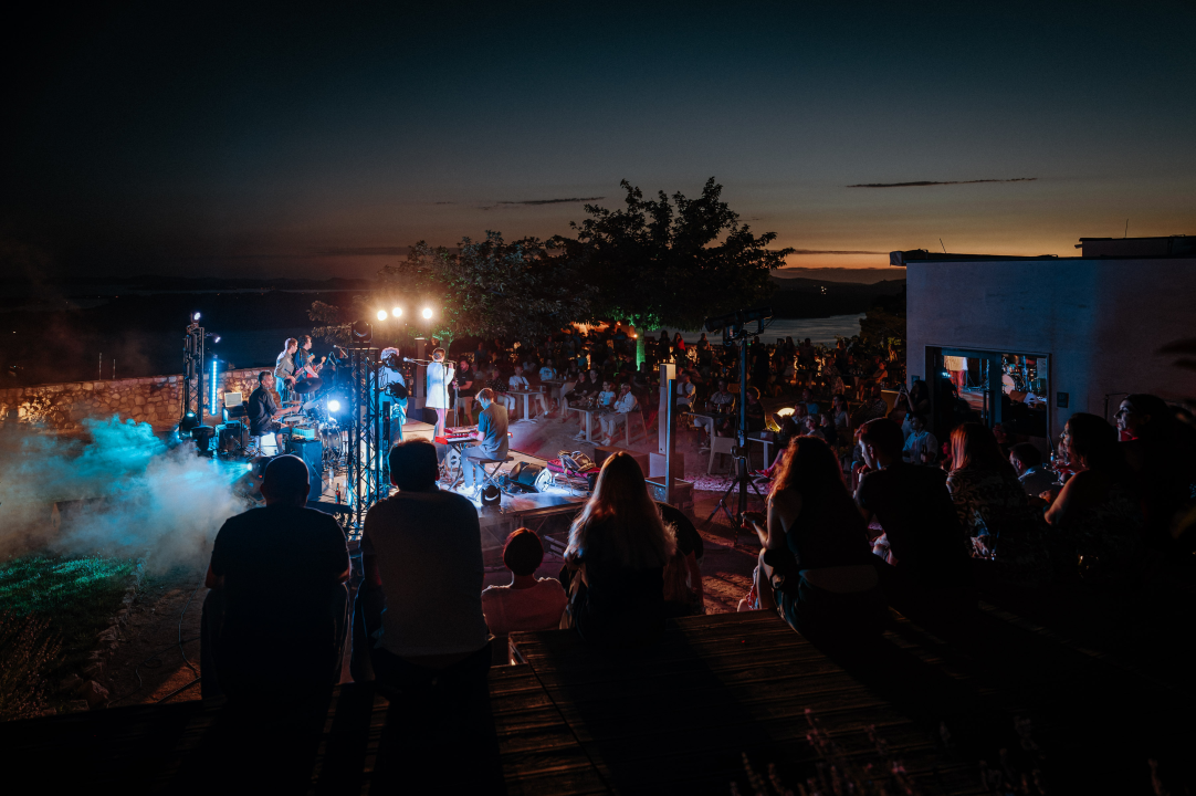 Natali Dizdar, vatromet i odlično raspoloženi Šibenčani: 'Odjednom mjesec izlazi točno iza nje'