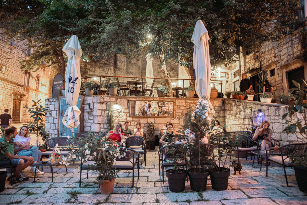 Mladi par u srcu grada otvorio posebni Ginfinity Bar!