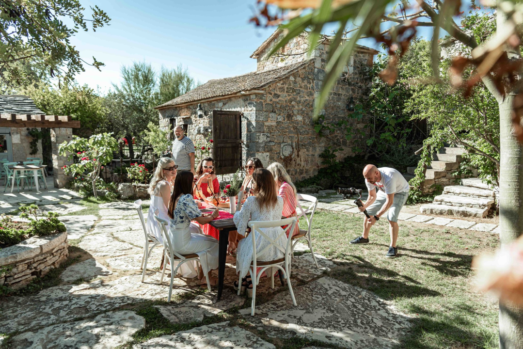 Šibenska lipost i kripost u video spotu Mladena Grdovića Sveta zemlja Dalmatina 