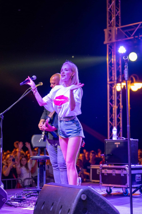 Jelena Rozga održala koncert za pamćenje pred prepunom rivom u Vodicama