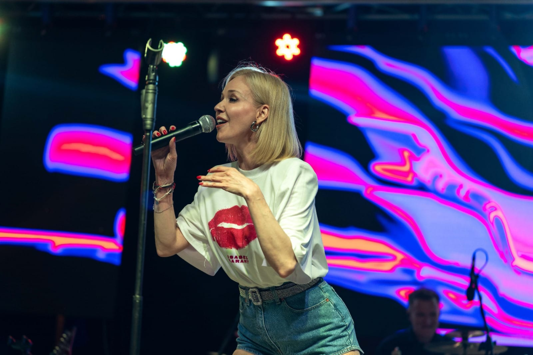 Jelena Rozga održala koncert za pamćenje pred prepunom rivom u Vodicama