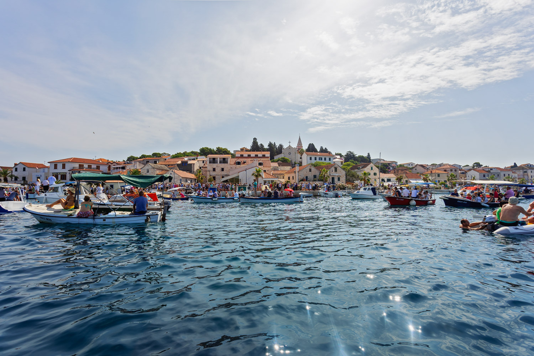 Ove nedjelje u Rogoznici tradicionalnom i svečanom povorkom vraća se slika Gospe u njenu kapelicu! 