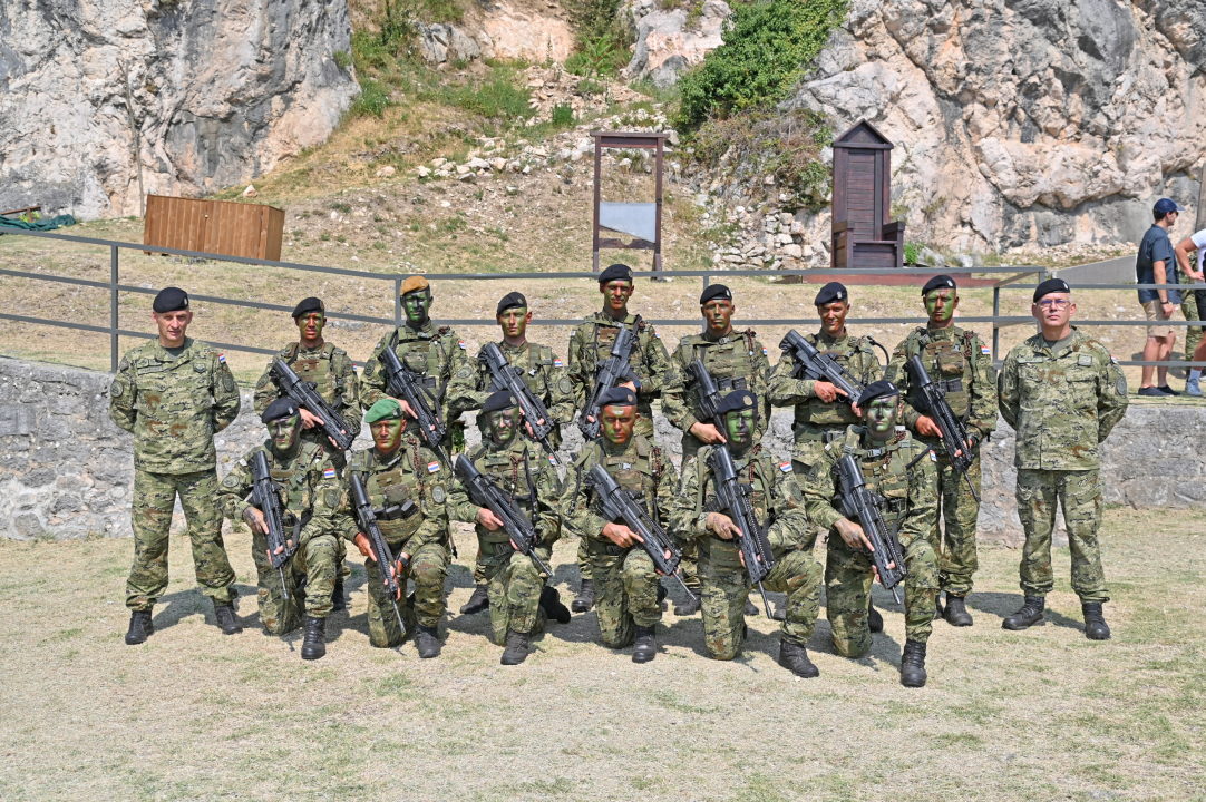Dolaskom na kninsku tvrđavu završena obuka hrvatskih vojnika: 'Podigli smo zastavu, srce je puno ponosa'