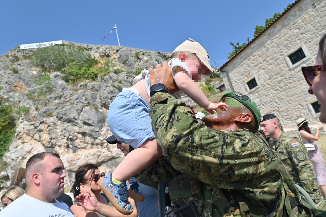 Dolaskom na kninsku tvrđavu završena obuka hrvatskih vojnika: 'Podigli smo zastavu, srce je puno ponosa'