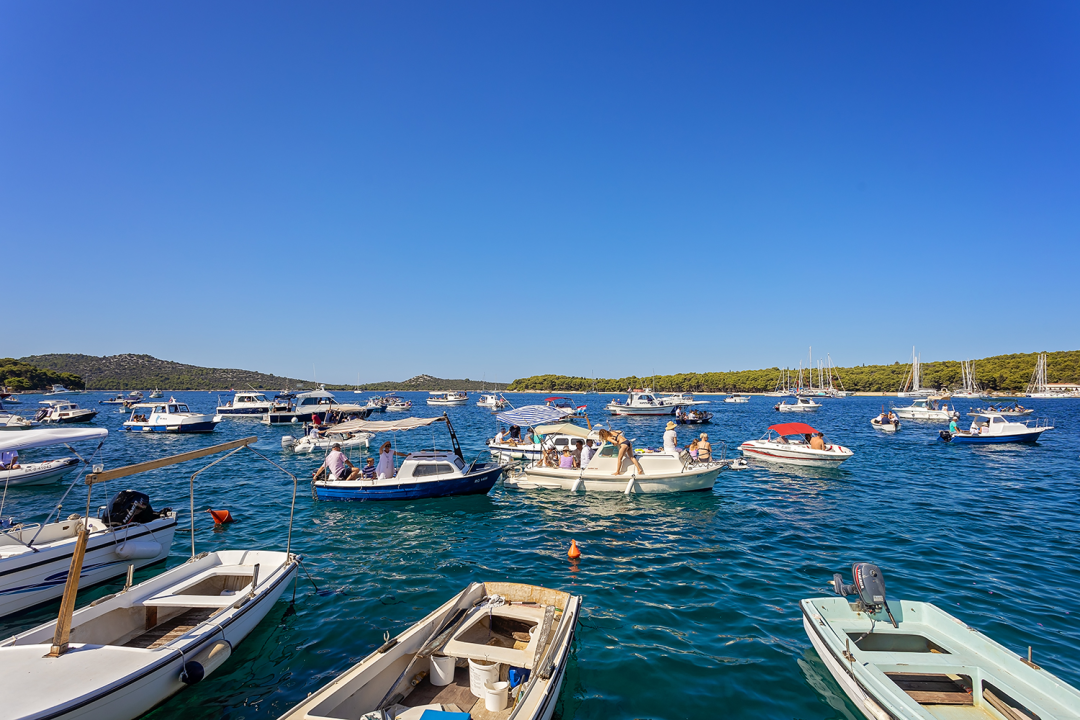 Povratak Gospine slike u Rogoznici pratili plivači i brodovi