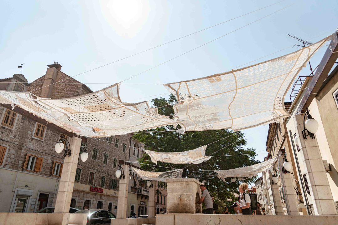 Od danas na Starom pazaru vam ženski ručni rad pruža hlad: 'Neka ovo postane mjesto druženja'