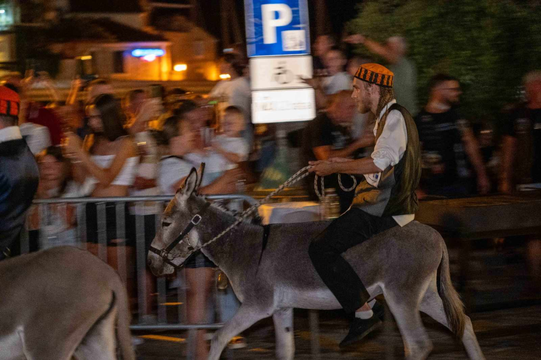 Andrija Popov i magarac Miško pobjednici 57. magarećih utrka