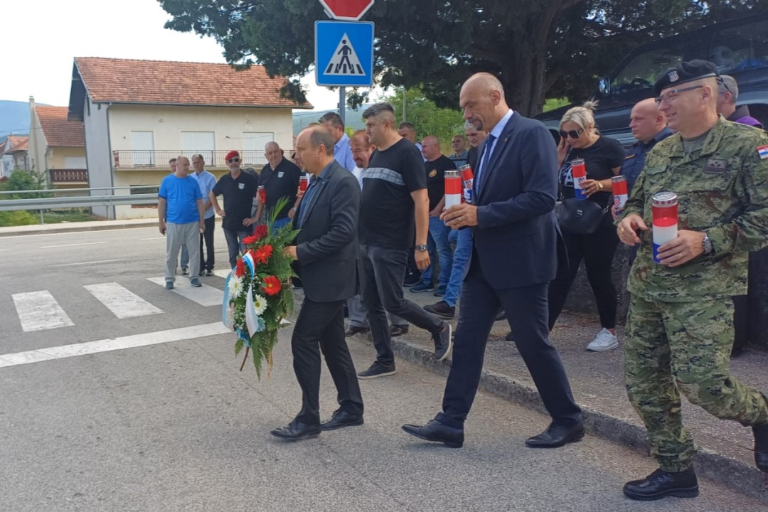 U povodu obilježavanja 5. kolovoza položeni vijenci i zapaljene svijeće u Kninu