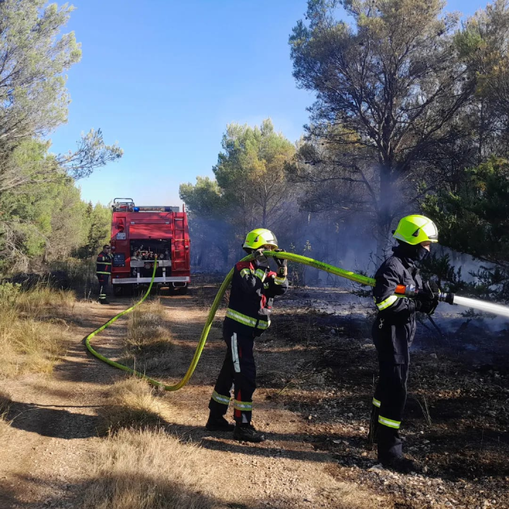 I dalje gori kod Visovačkog jezera, na terenu 120 vatrogasaca: Jednom je pozlilo, prebačen je u šibensku bolnicu