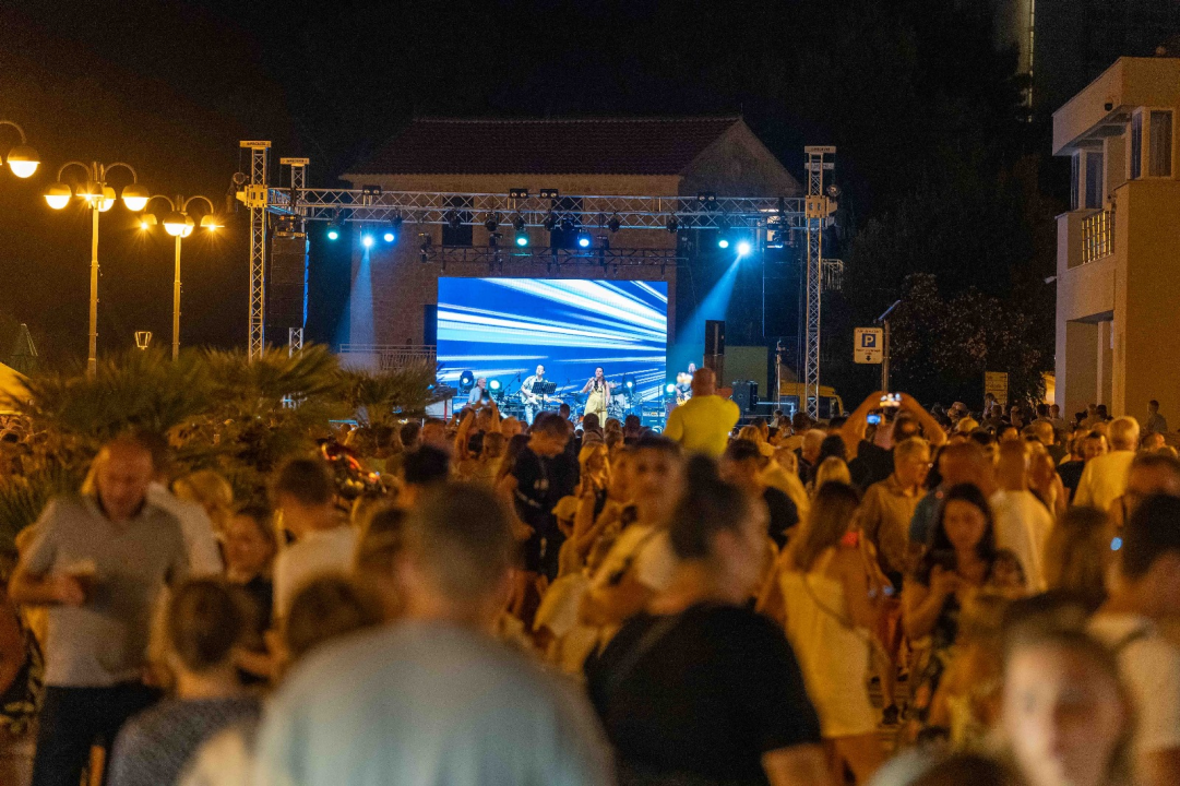 Vodička fešta okupila rekordan broj ljudi: Iće i piće, Mile Perkov, Fenixi, Spectrum i legendarni Petar Grašo