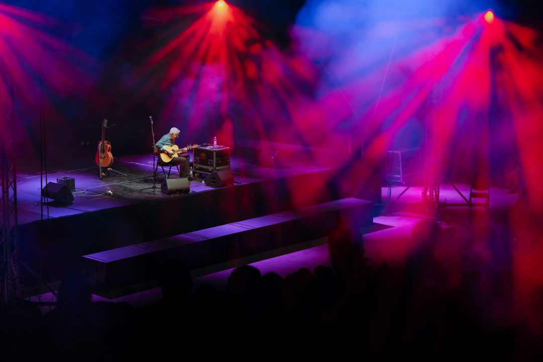 Gitaristička legenda Tommy Emmanuel na Mihovilu oduševio sviranjem tri dionice istovremeno 