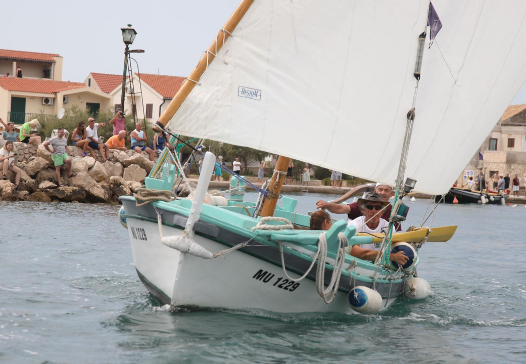 'Regata za dušu i tilo' održana u Betini, cilj je promocija tradicijske drvene brodogradnje