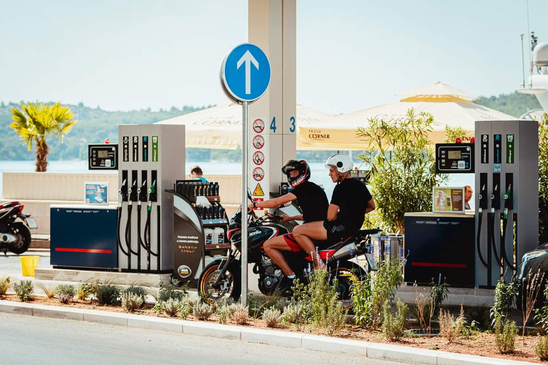 Mnogi vozači rade ovu pogrešku kada toče gorivo u auto: 'Platit ćete samo više'