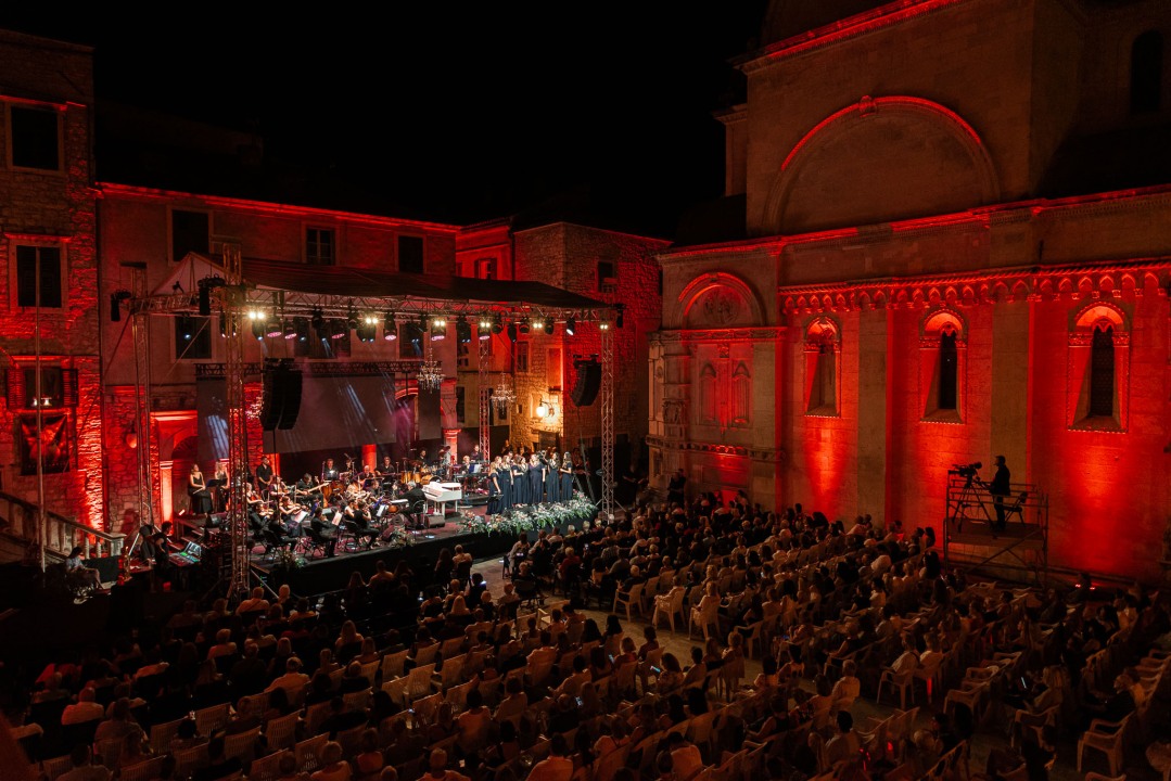 Ikona hrvatske glazbe Meri Cetinić zablistala na pozornici prve večeri Dalmatinske Šansone