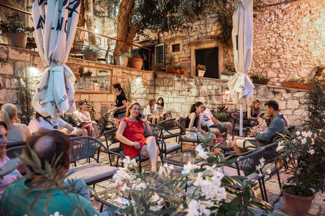 Prevruće je da kuhate, počastite se slasnim roštiljem Kod Starog! 