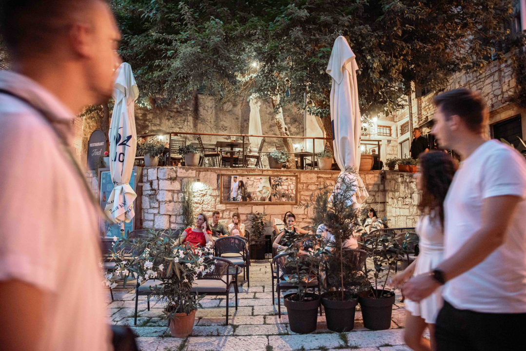 Prevruće je da kuhate, počastite se slasnim roštiljem Kod Starog! 