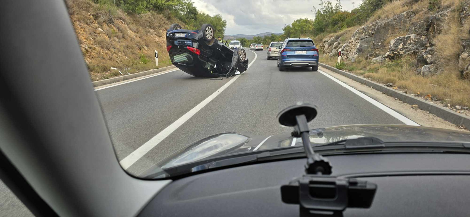 U prevrtanju automobila šibenskih tablica vozačica (72) zadobila teške tjelesne ozljede