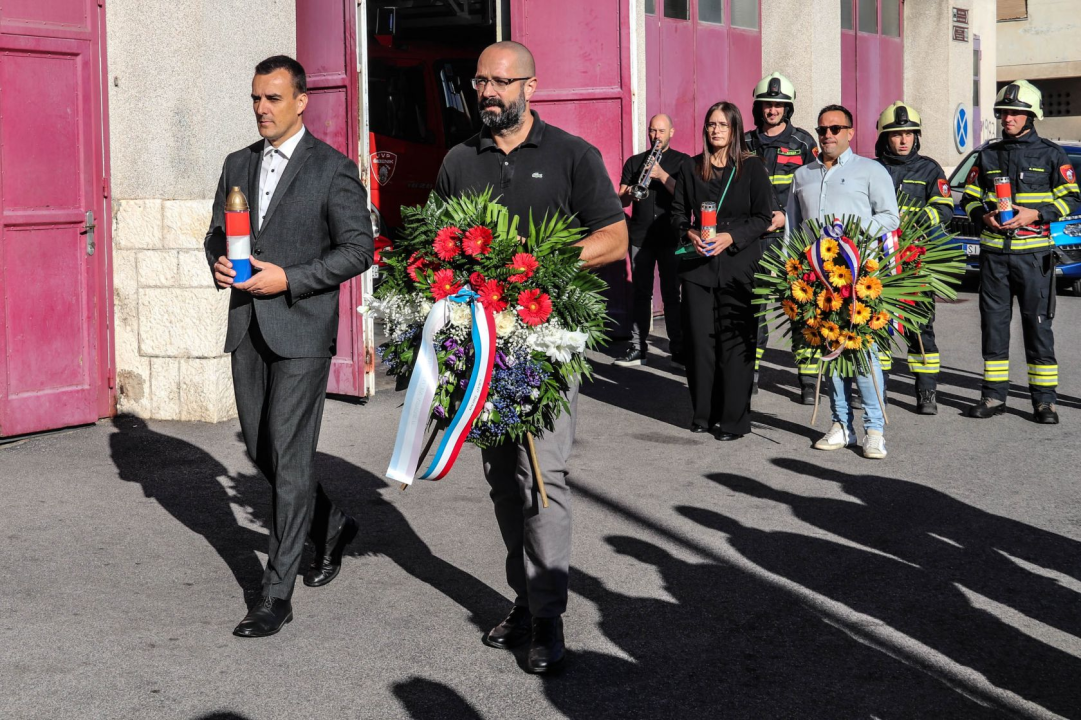 Položeni vijenci za vatrogasce poginule u Domovinskom ratu