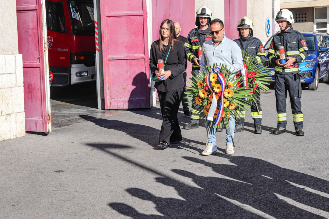 Položeni vijenci za vatrogasce poginule u Domovinskom ratu