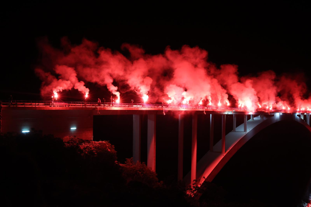 Pogledajte spektakularne prizore bakljade na Šibenskom mostu