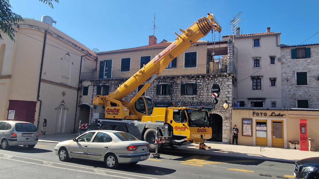 Velika dizalica kod zgrade kazališta privukla pažnju Šibenčana: Počela energetska obnova šibenskog teatra