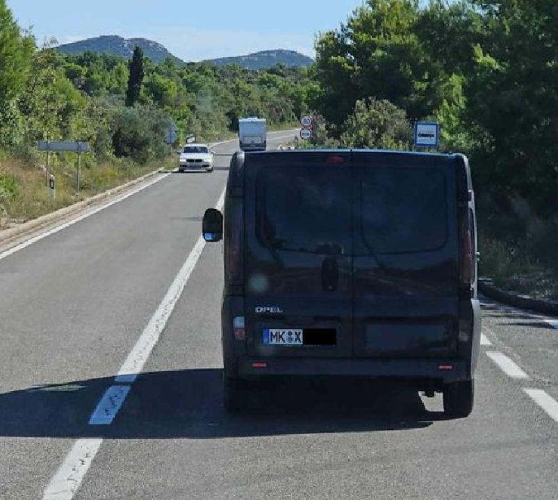Kod Draga na magistrali iz njemačkog kombija izbacili dva psa i nastavili vožnju prema Šibeniku
