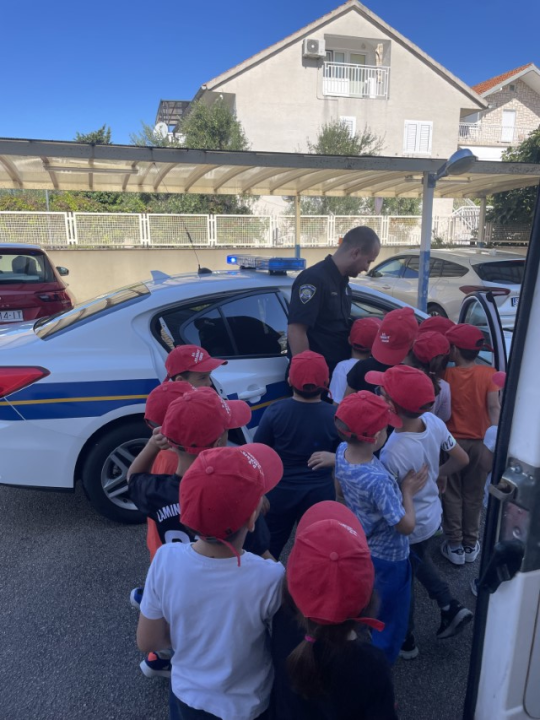 Edukativni susret policajaca i predškolaca DV Tamaris u Vodicama