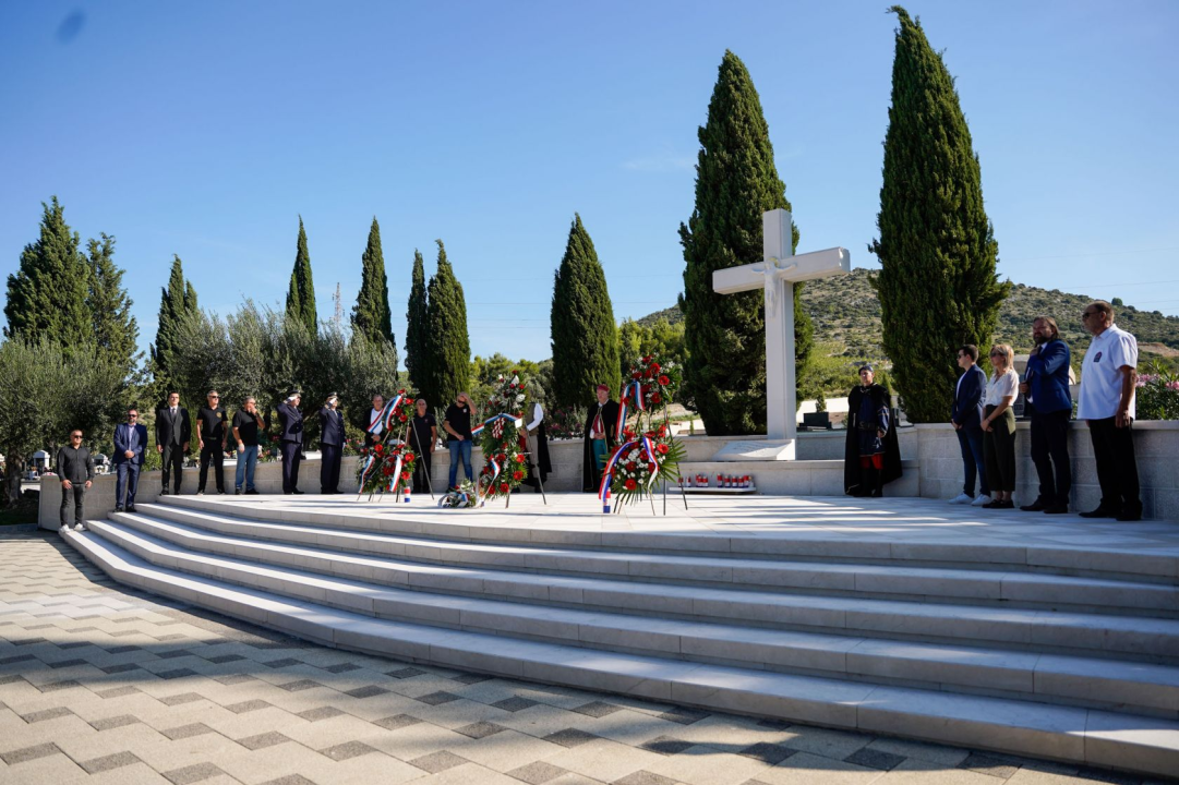 U povodu Dana grada Šibenika položeni vijenci i zapaljene svijeće na Gradskom groblju Kvanj