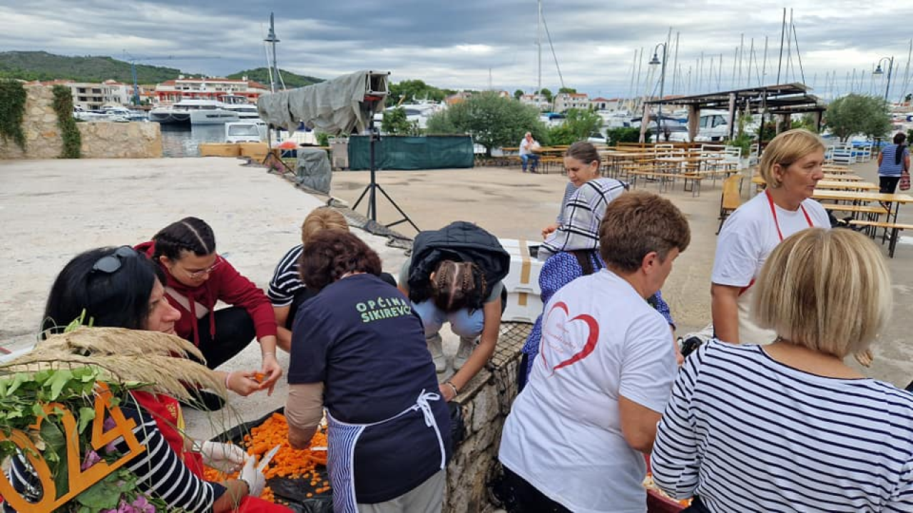 Slavonski duh u srcu Dalmacije: Druženje uz čvarke i čobanac u Tribunju