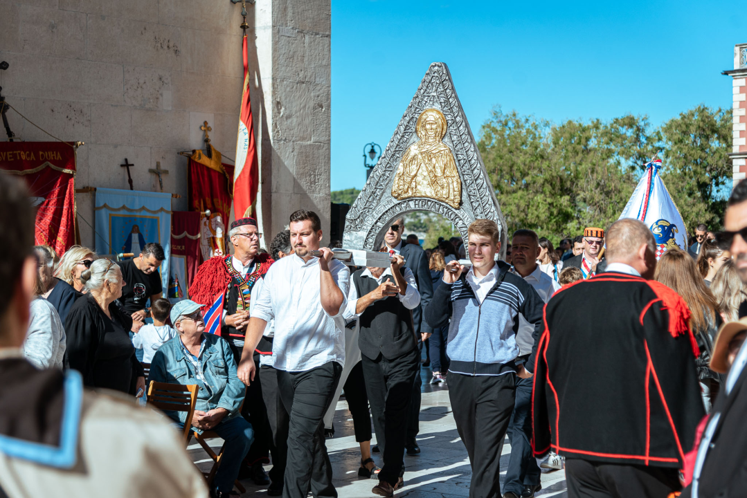 Povodom Dana Šibenika održana tradicionalna svečana procesija ulicama grada i sveta misa