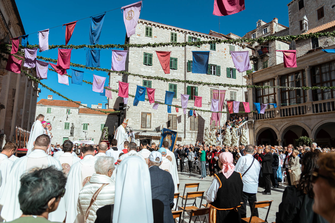 Povodom Dana Šibenika održana tradicionalna svečana procesija ulicama grada i sveta misa