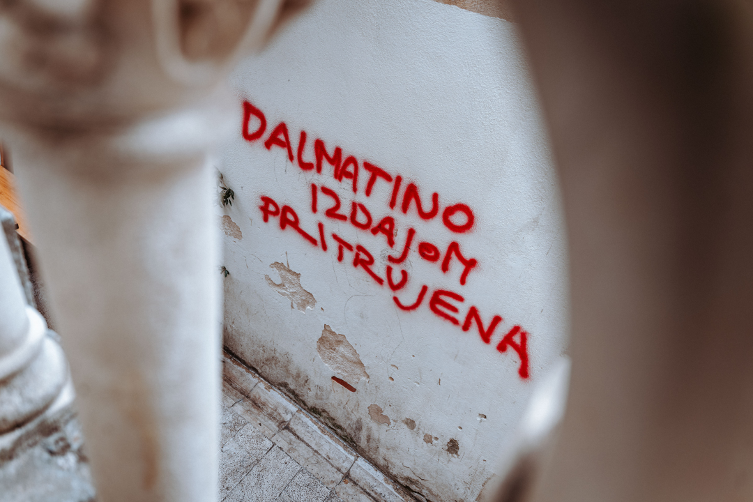 Šibenik ima svog Banksyja, samo je ovaj specijaliziran za uništavanje fasada u staroj gradskoj jezgri