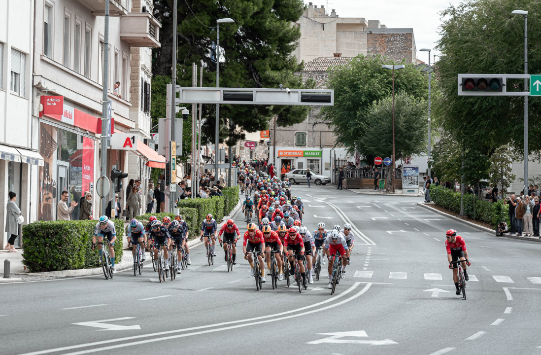 Biciklisti krenuli iz Vodica i projurili kroz Šibenik kao brzi vlak
