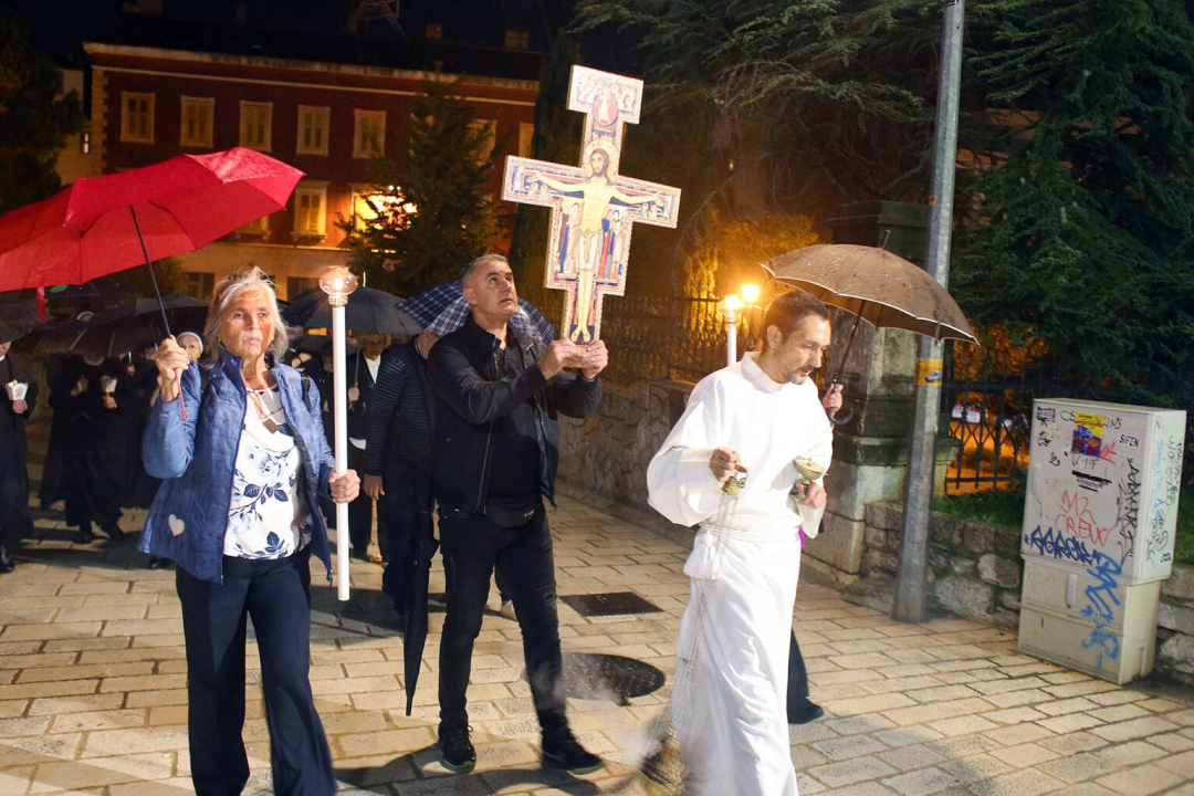 U centru Šibenika održana procesija s relikvijama svetog Frane