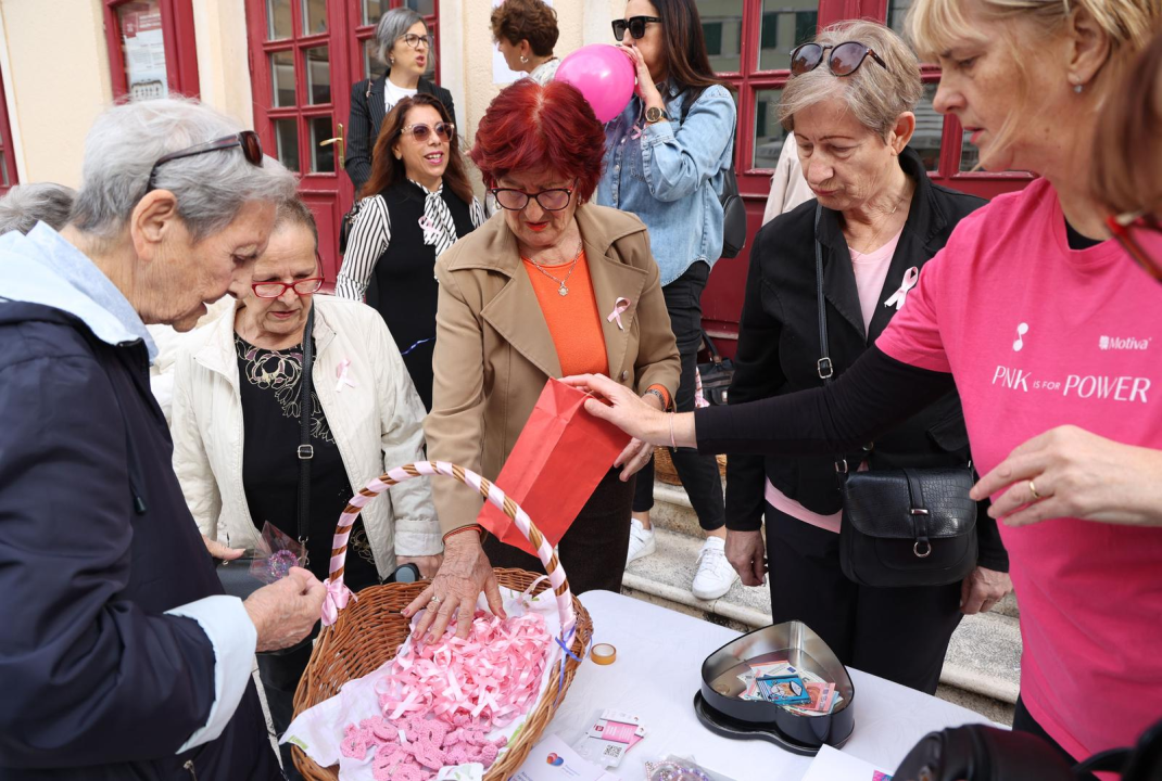 Dan ružičaste vrpce ispred kazališta: U Europi svakih šest minuta jedna žena umre od raka dojke