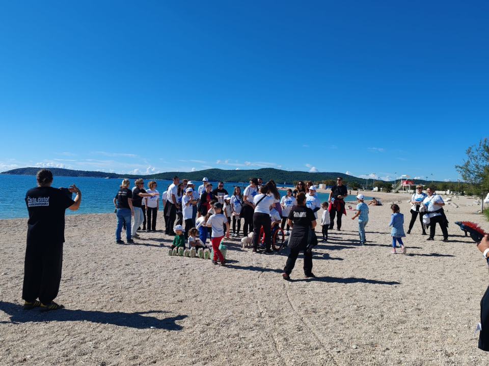 Veliki odaziv na akciju čišćenja plaže Rezalište: Sudionici svih generacija ujedinjeni za čistu obalu