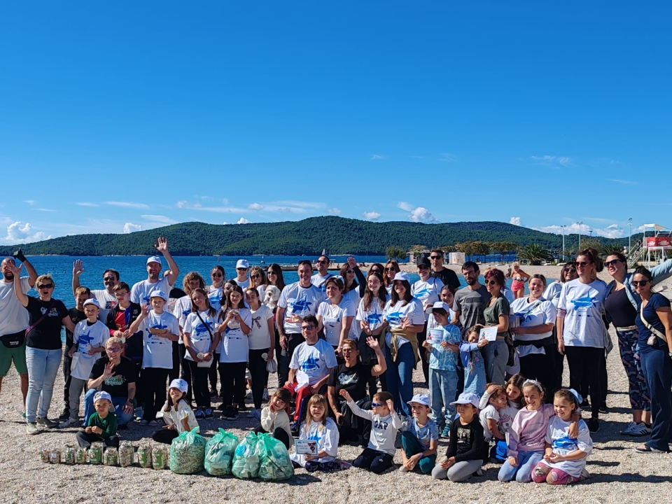 Veliki odaziv na akciju čišćenja plaže Rezalište: Sudionici svih generacija ujedinjeni za čistu obalu