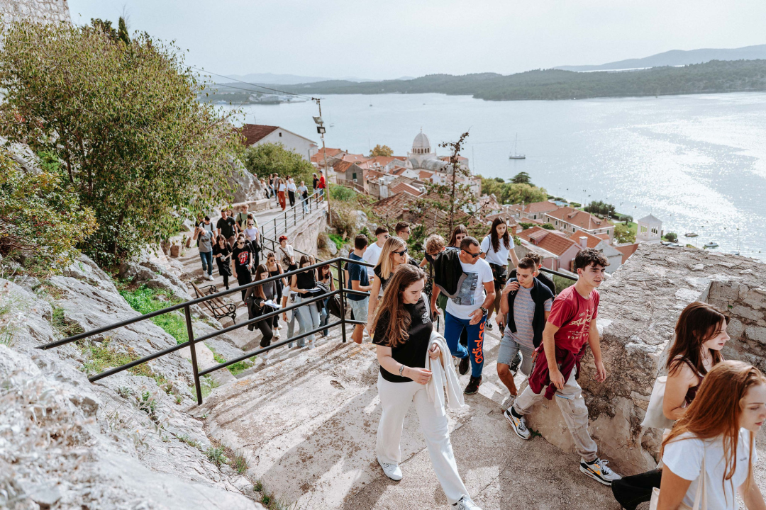 Preko 300 šibenskih gimnazijalaca pohodilo tri tvrđave: 'Ma vidi koliko mladih, lipo li ih je vidit'