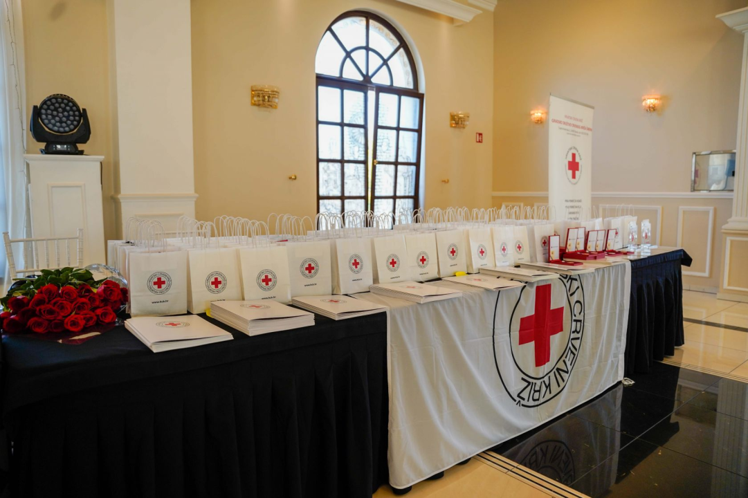 Šibenski Crveni križ dodjelio zahvalnice darivateljima krvi. Tomislav Zjačić svoju donirao čak sto puta 