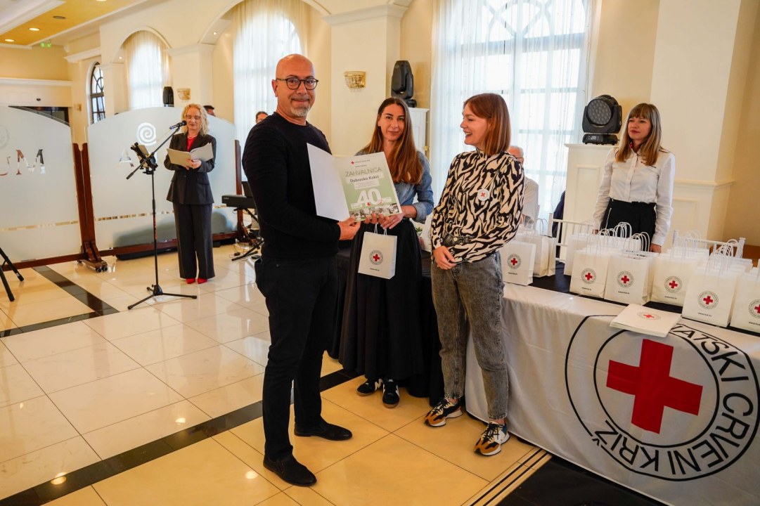 Šibenski Crveni križ dodjelio zahvalnice darivateljima krvi. Tomislav Zjačić svoju donirao čak sto puta 