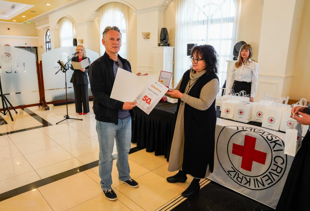 Šibenski Crveni križ dodjelio zahvalnice darivateljima krvi. Tomislav Zjačić svoju donirao čak sto puta 
