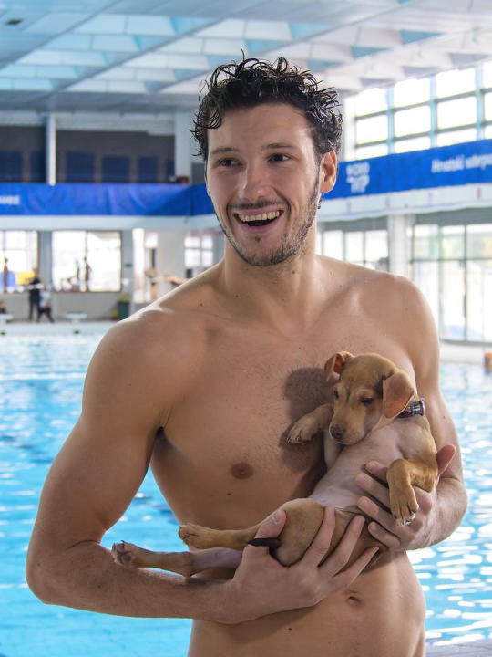 Barakude zagrlile štence i bakicu Alfu u kampanji za spas doma napuštenih pasa