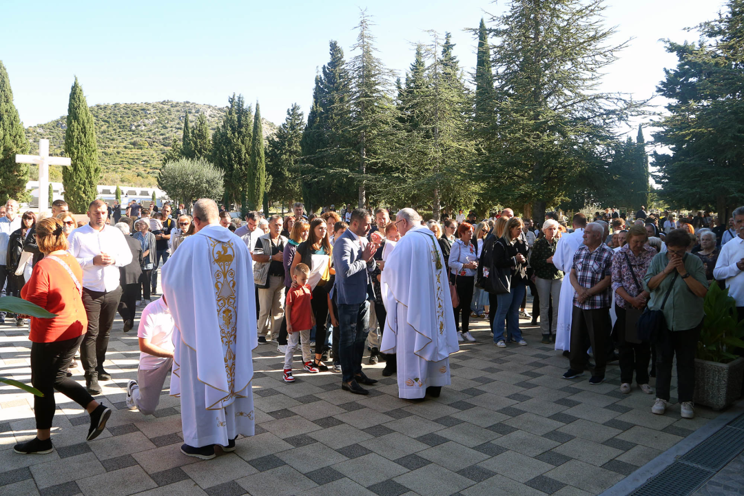 Biskup Rogić predvodio misu na gradskom groblju Kvanj