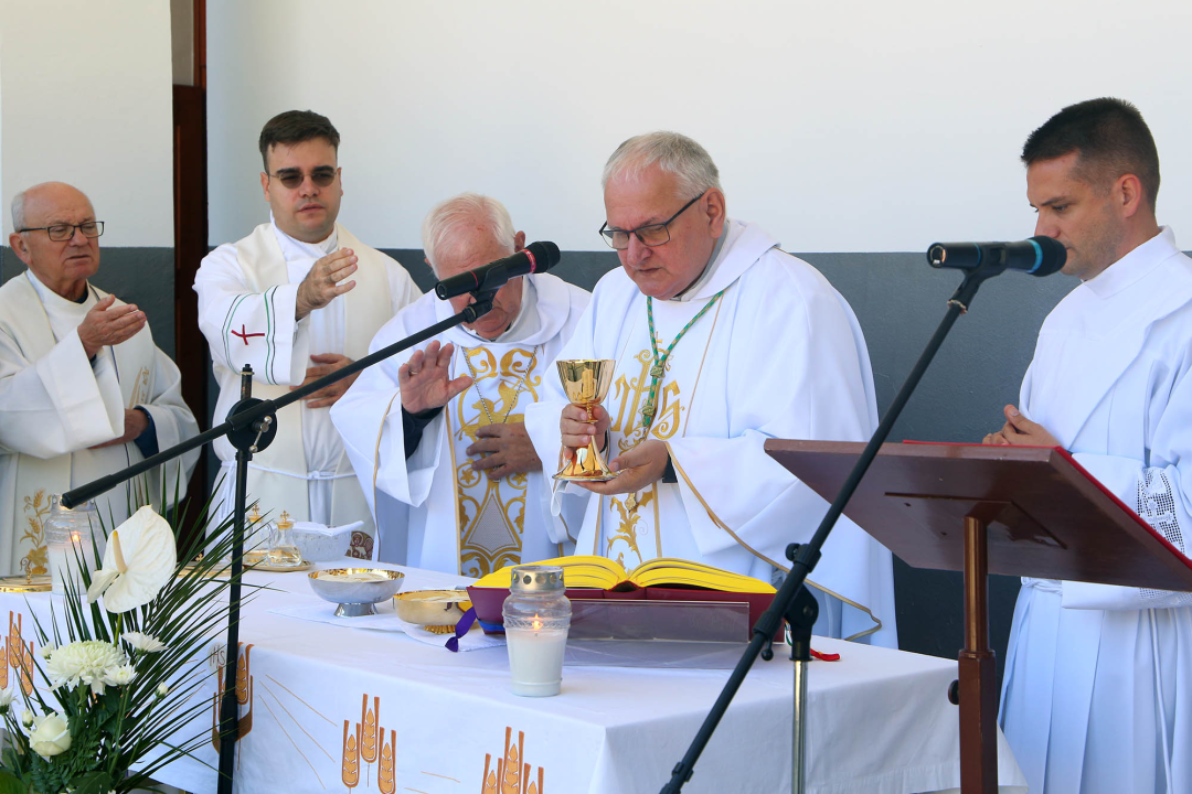 Biskup Rogić predvodio misu na gradskom groblju Kvanj