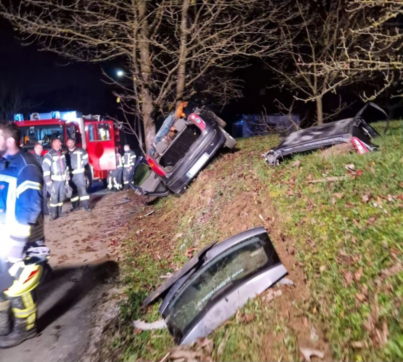 Zastrašujući prizori smrskanog auta: Mladić čudom preživio i izvan životne opasnosti