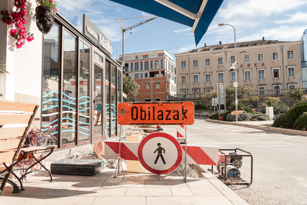 Pogledajte kako napreduju radovi na uređenju nogostupa ispod đardina u Nazorovoj ulici: Kamen umjesto betona