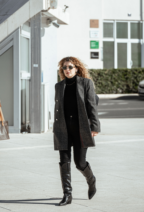 Lijepe Šibenčanke znaju kako dobro izgledati i po buri 