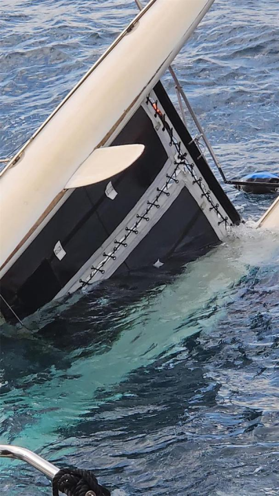 Policajac skočio u more kako bi spasio posadu s jedrilice koja tone 