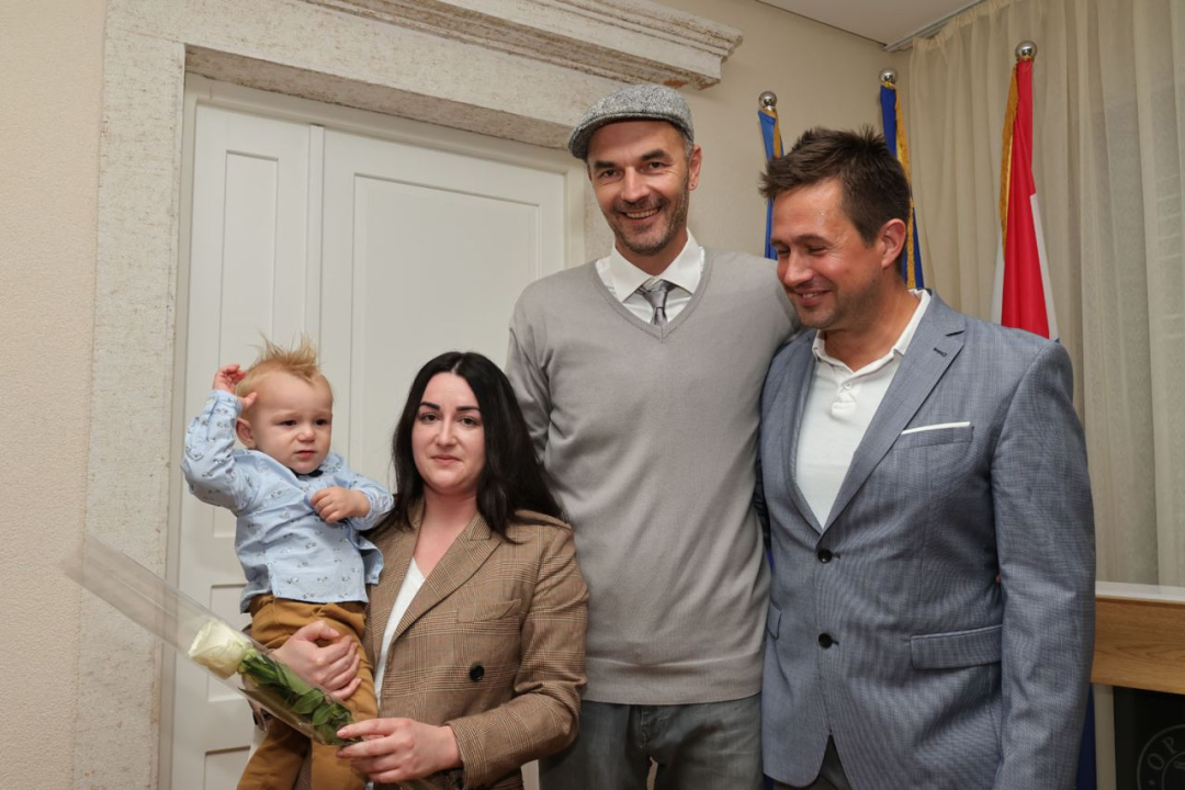 Općina Tisno dodijelila novčanu potporu za 27 vjenčanih parova i novorođenu djecu