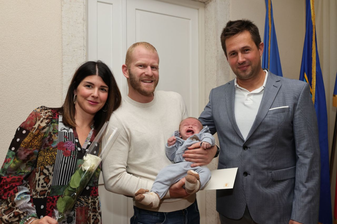 Općina Tisno dodijelila novčanu potporu za 27 vjenčanih parova i novorođenu djecu